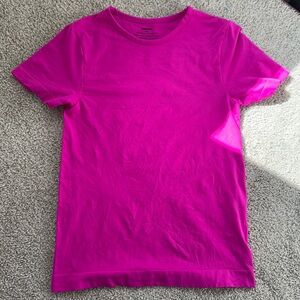 SKIMS NEVER WORN SOFT SMOOTHING SEAMLESS T-SHIRT | FUCHSIA M
